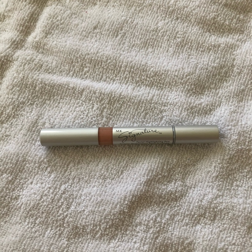 🎉 5 for $25 🎉 NWT MARY KAY FACIAL HIGHLIGHTER-# 3
.04 Oz
SHADE # 3